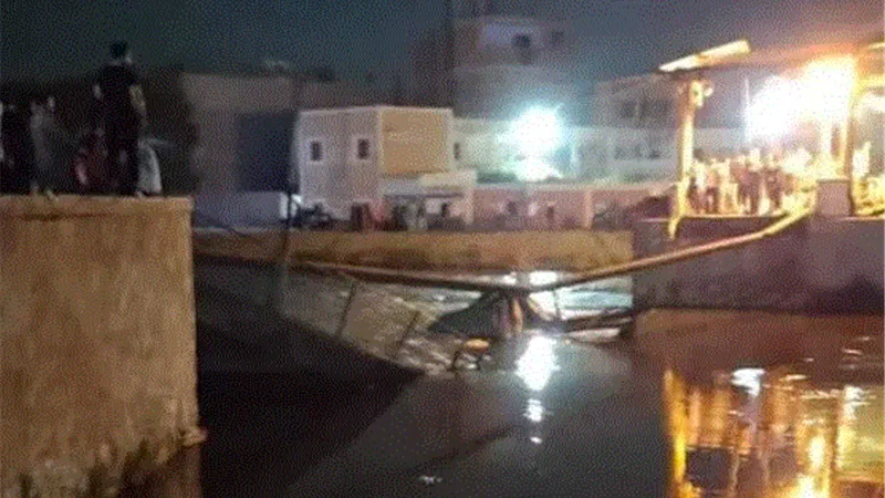 انهيار كوبري مشاة بترعة في الشرقية.. وأم وابنتها ضحيتا الحادث
