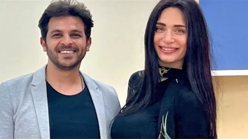 محمد رشاد يطرح صورة جديدة مع خطيبته معلقًا: 