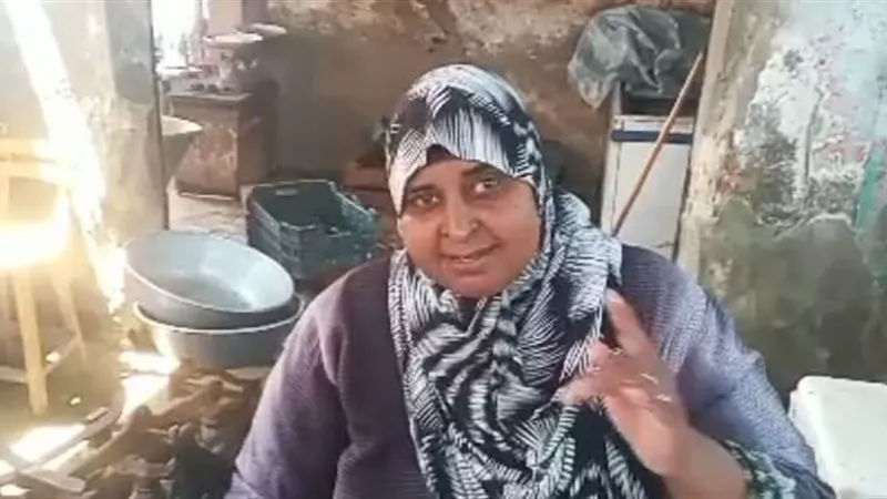 أم محمد.. بائعة سمك شقيانة تعول أسرتها منذ 14 عامًا.. فيديو