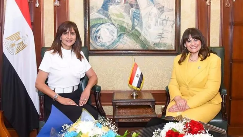 في أول أيام عملها بوزارة الهجرة.. السفيرة «سها جندي» تلتقي «نبيلة مكرم» 