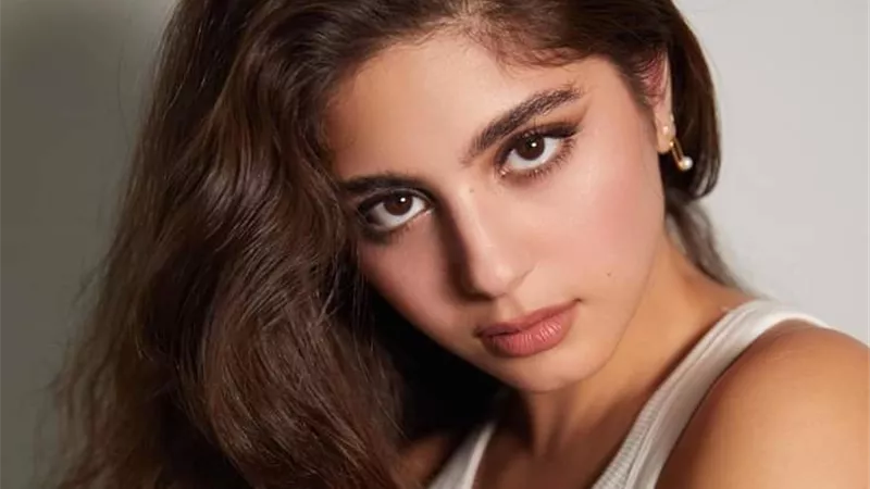 تمتعي بإطلالات صيفية رائعة من خزانة ملابس النجمة 