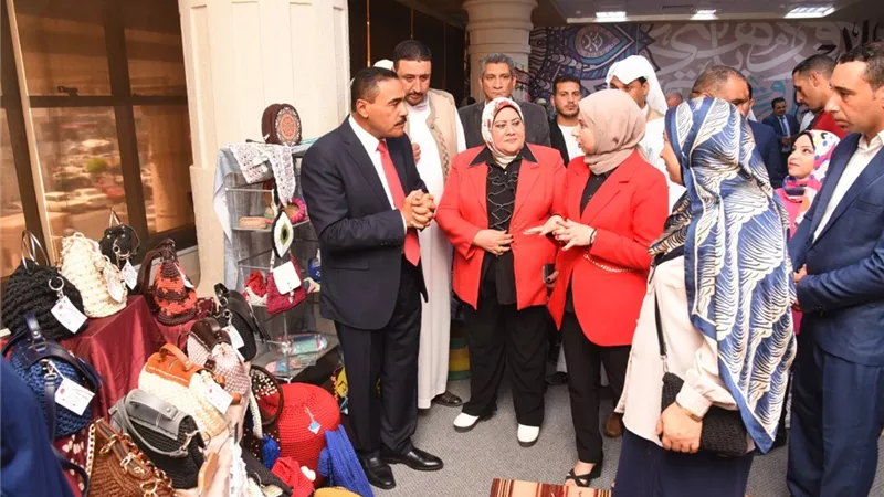 محافظ مطروح يتفقد معرض مشغولات 