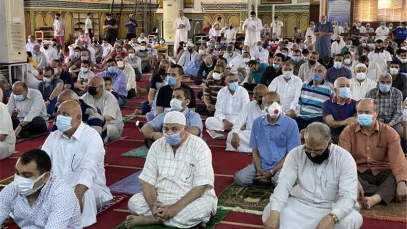 ما حكم من يصلي الجمعة وينام أثناء الخطبة؟.. الإفتاء تجيب