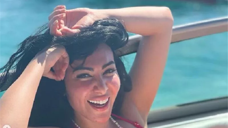 ميريهان حسين تخطف الأنظار بإطلالة صيفية على البحر.. فيديو جراف