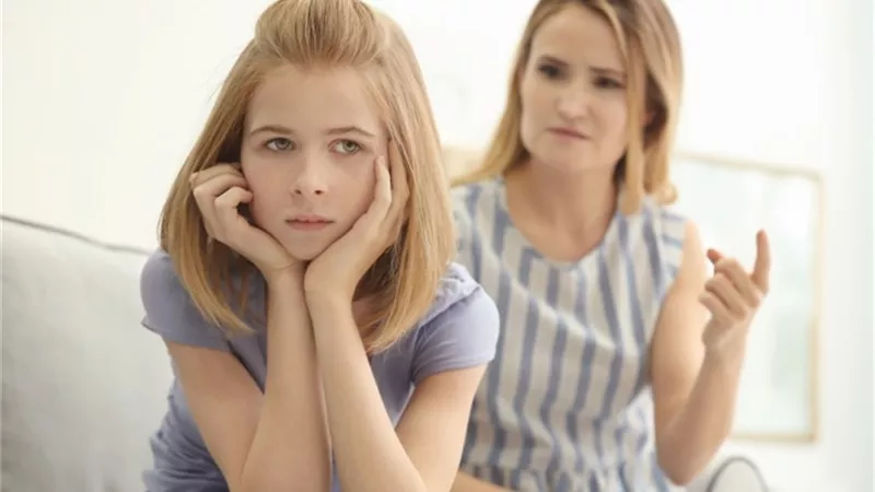 كيف تتعاملين مع ابنتك المراهقة إذا وقعت في الحب؟