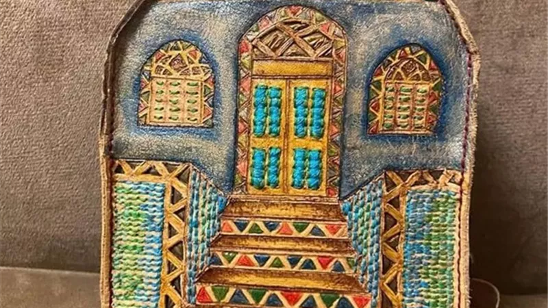 سارة مؤمن.. موهبة حوّلت حقائب الجلد النسائية إلى تحفة نوبية