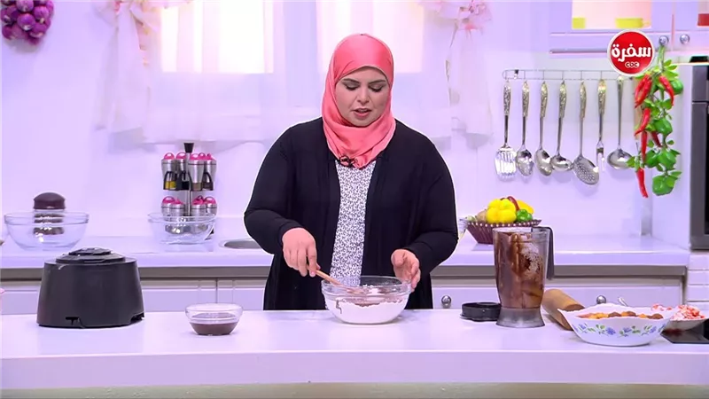طريقة عمل كيك الشوكولاتة للشيف نجلاء الشرشابي (فيديو)