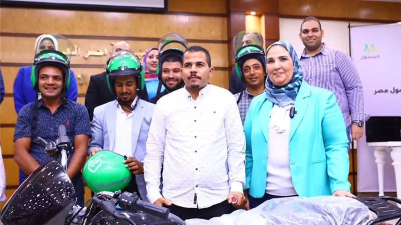 لحماية عامل الديلفري.. وزيرة التضامن توزع الخوذ على الشباب والفتيات