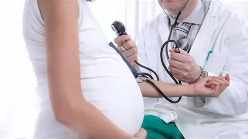هل يجوز الكشف عند طبيب رجل متخصص في أمراض النساء؟.. الإفتاء تجيبك