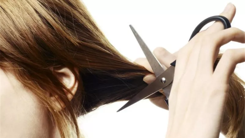 تفسير رؤية قص الشعر في المنام للعزباء والمتزوجة والحامل