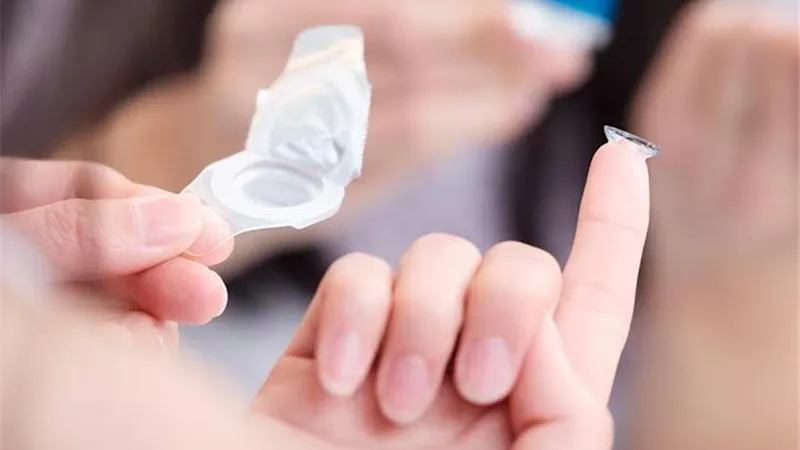 الإفتاء توضح حكم ارتداء العدسات اللاصقة والملونة