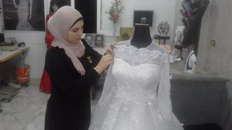 صور| مها المناخلي.. خياطة بارعة بدرجة ماجستير في القانون