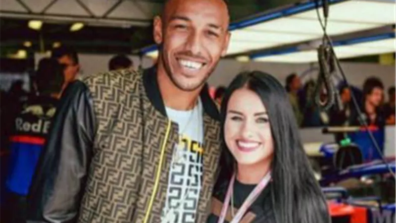 مجهولون يهددون زوجة أوباميانج.. واللاعب يرد