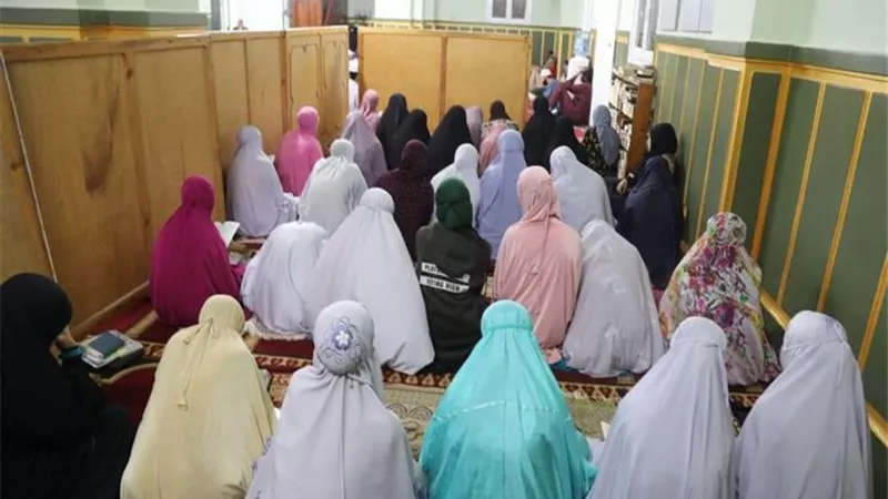 ما حكم صلاة الجمعة في المنزل الملاصق للمسجد للسيدات؟