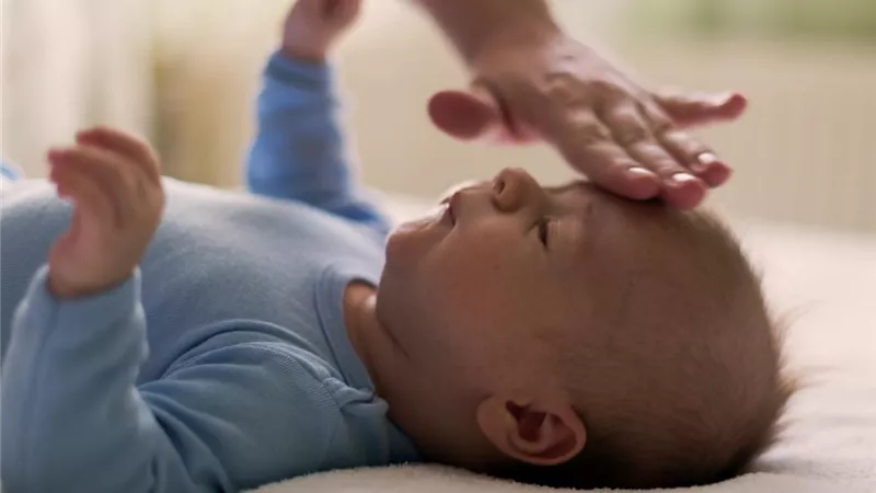 كيف تحمين طفلك من درجات الحرارة العالية في الصيف؟ 