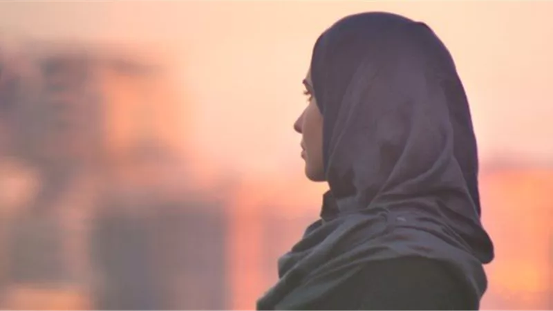 ما حكم الدين في كشف المرأة بعض خصلات من شعرها؟ 