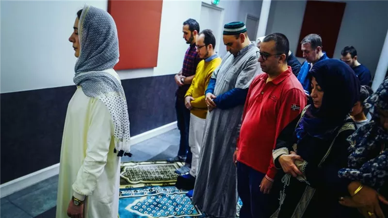 الإفتاء تحسم الخلاف.. هل يجوز للمرأة إمامة الرجال في الصلاة وخطبة الجمعة؟