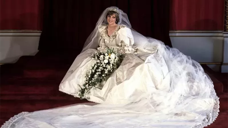 «في اليوبيل الفضي للأميرة ديانا».. أسرار أشهر فستان زفاف ملكي في العالم