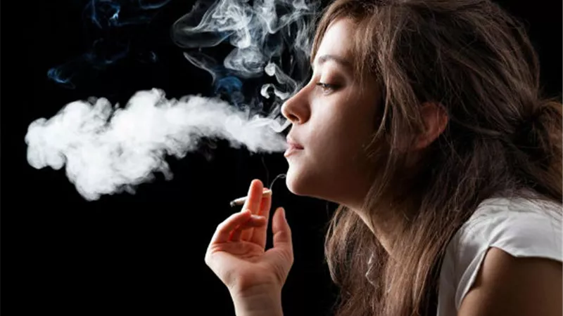 علماء الدين: تدخين المرأة حرام ويجوز للرجل تطليقها لهذا السبب!