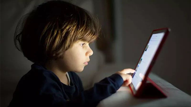 6 أضرار خطيرة لـ استخدام الأطفال الهواتف المحمولة لوقت طويل.. إليكِ الحلول