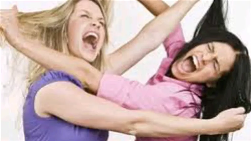 مشاجرة الجنس الناعم بسبب الغسيل تنتهي بمقتل سائق.. إليك التفاصيل