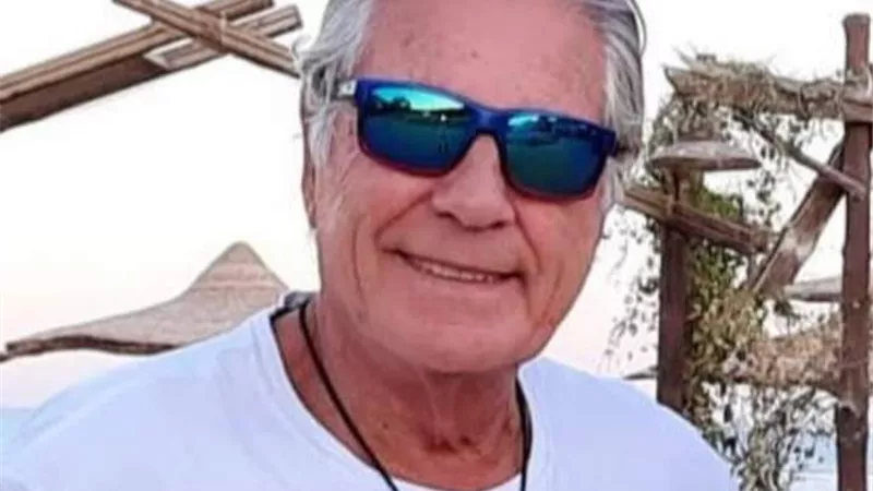 تداول صورة لـ مصطفى فهمي مع سيدة شقراء تثير جدلاً واسعًا.. إليك التفاصيل