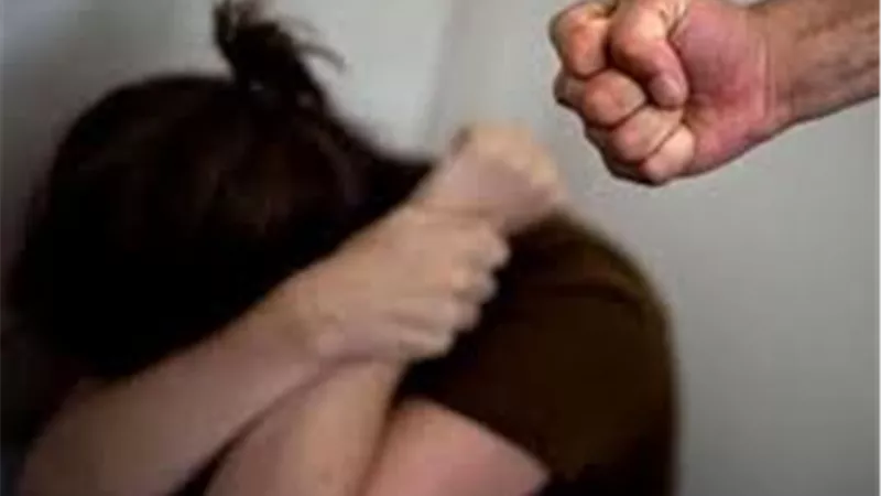 جريمة بشعة.. شك في سلوك ابنته فعذبها حتى الموت