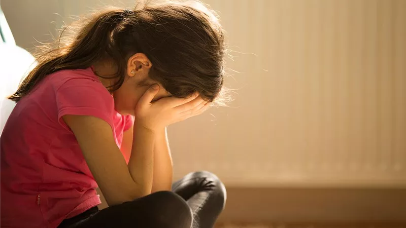 كيف تعرفين أن طفلك مصاب بالاكتئاب؟.. إليكِ العلاج