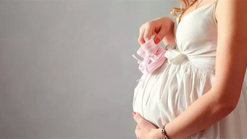 حالة واحدة في المليون.. سيدة تنجب توأما من أبوين مارست الجنس معهما في نفس اليوم