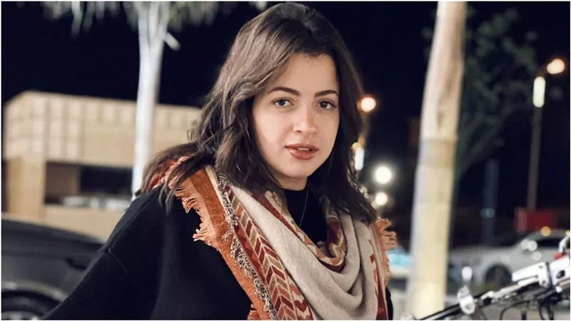 منى فاروق تنفعل على أحد المتابعين :