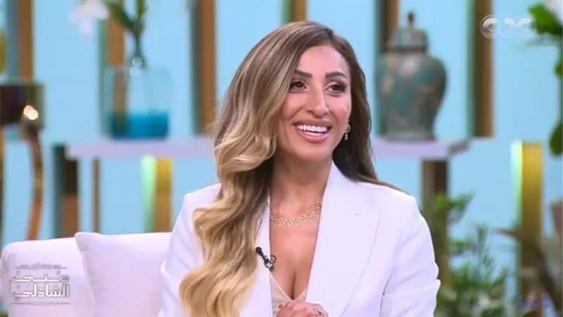 سر لمعان قدمي دينا الشربيني في برنامج منى الشاذلي  (صور)