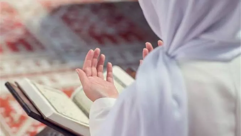 هل يجب على المرأة أداء صلاة الجمعة في المسجد؟.. لجنة الفتوى تجيب