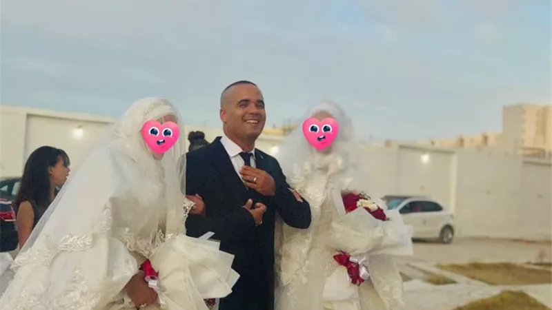بالفيديو.. رجل جزائري يُثير ضجة بعد زواجه بامرأتين في نفس الليلة