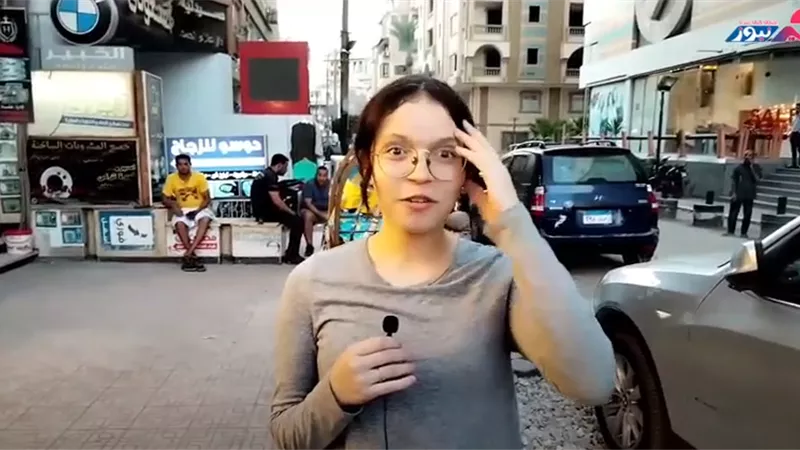 «خدام تحت رجليكي».. حكايات البنات عن أغرب رسائل السوشيال ميديا| فيديو