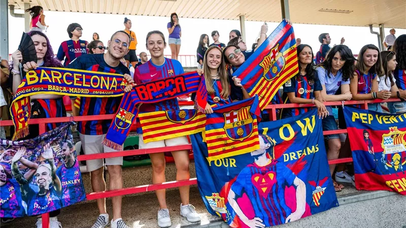 صور| الجماهير تدعم لاعبات برشلونة بعد إلغاء الدوري الإسباني