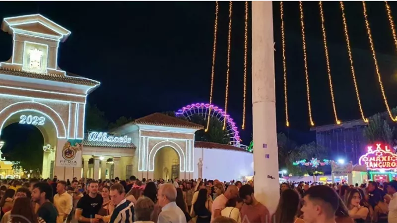 مهرجان البسيط.. احتفال الإسبانيات بالزي التقليدي حتى الفجر
