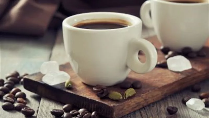 أبرزها قرحة المعدة.. تناول الكافيين على معدة خالية يُهدد صحتك