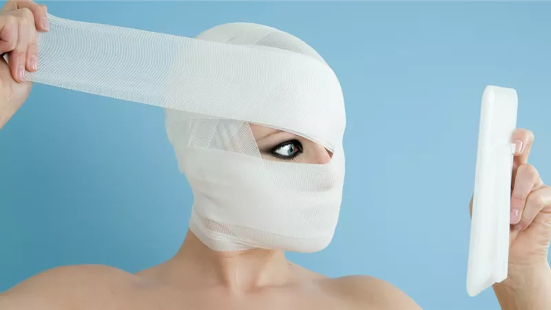 حلال بشرط .. الإفتاء تكشف رأي الدين في عمليات التجميل للرجل والمرأة