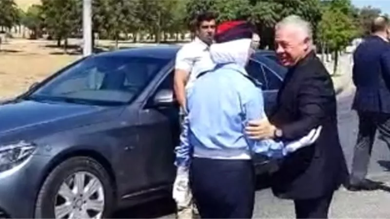 الملك عبد الله يوقف موكبه لتحية ضابطة مرور| فيديو وصور