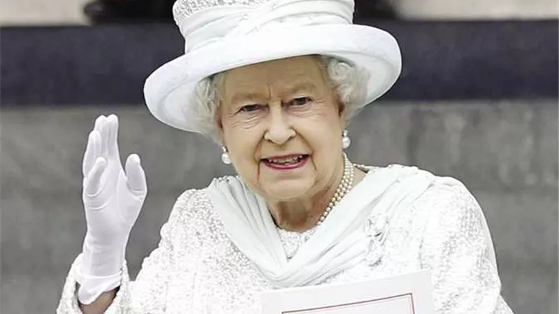 مشجع إنجليزي يوجه عبارات مُسيئة ضد الملكة إليزابيث.. وعقوبة رادعة