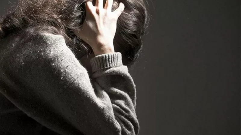 جحود أب.. عذب ابنته وألقاها في الشارع لإرضاء زوجته