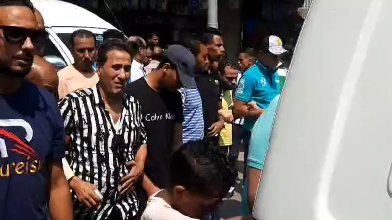  انهيار أحمد شيبة أثناء تشييع جنازة شقيقه في الإسكندرية (صورة)