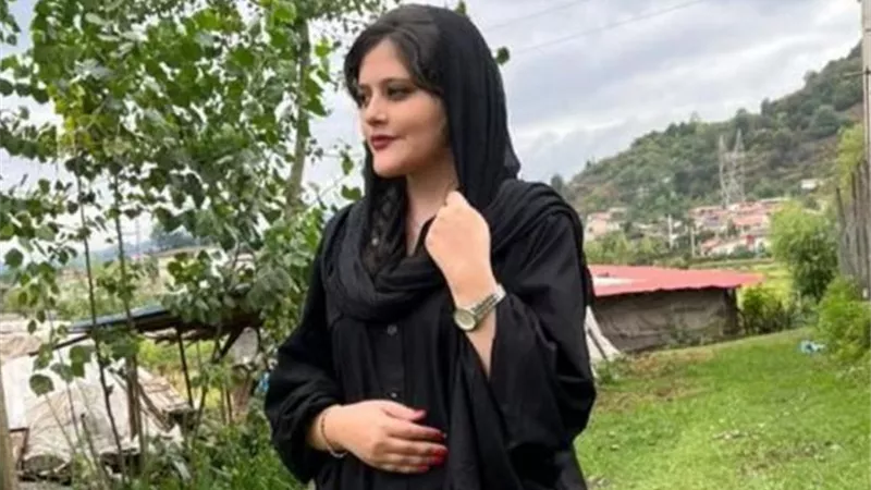 مهسا أميني.. ضحية ارتداء الحجاب بشكل خاطئ.. صور