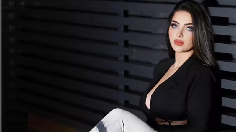 ريتا محمد بالأحمر الناري في أحدث جلسة تصوير