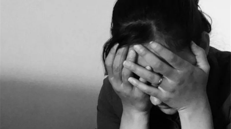 متصلة: زوجي حاول قتلي خنقًا.. استغثت بأهله فطلبوا أخذ أطفالي