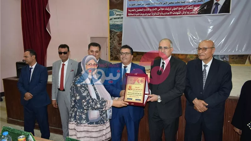 المرأة الوحيدة بين 8 إدارات.. تكريم حنان إسماعيل مدير إدارة شرم الشيخ التعليمية