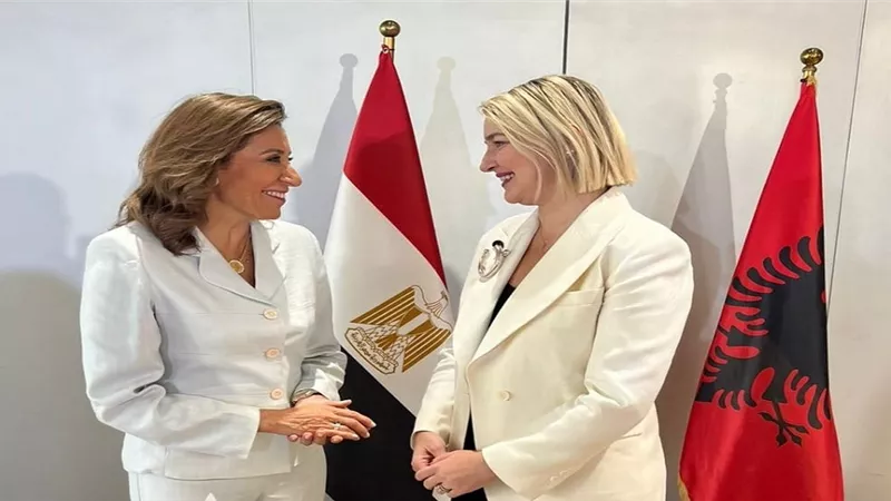نيفين الكيلاني تحتفي بأعلام مصر تزين شوارع تيرانا