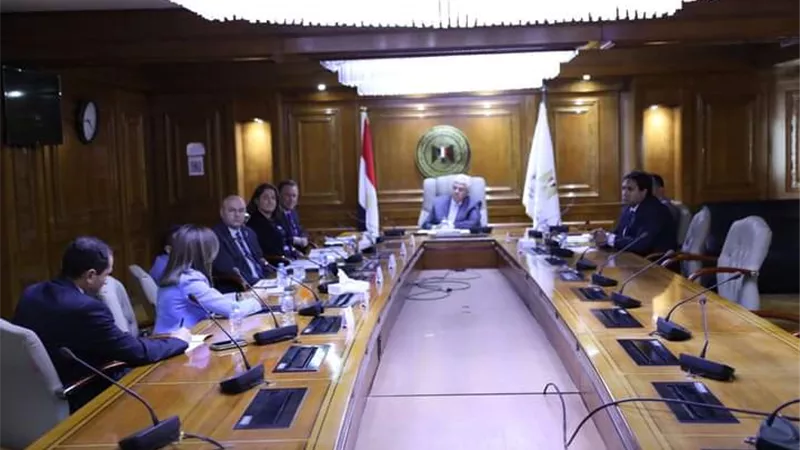 وزير التعليم العالي يبحث مع وفد جامعة ساوثهامبتون التعاون الأكاديمي