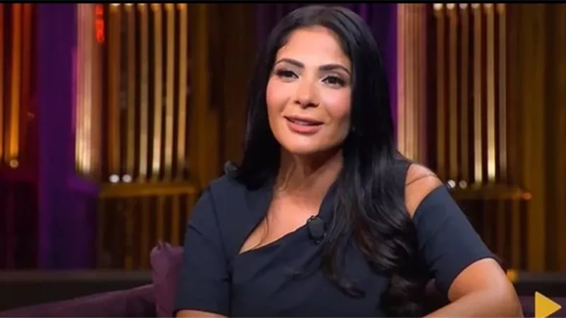 منى زكي: عشت قصة حب قبل أحمد حلمي.. وضحكت لما قالي 