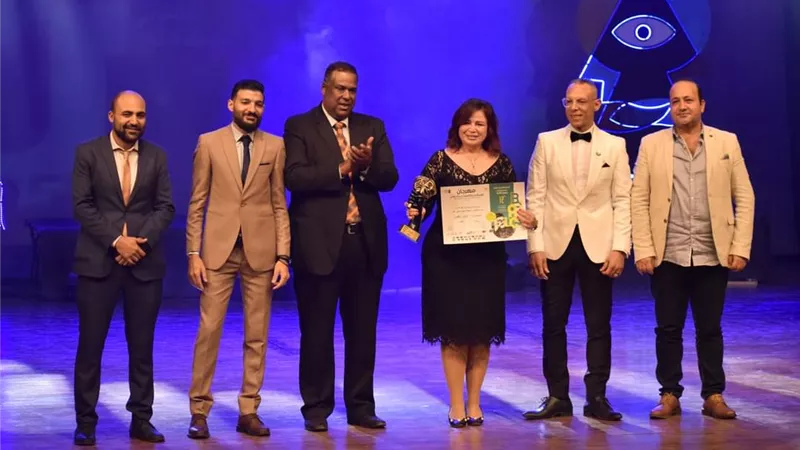 صور|مهرجان الإسكندرية المسرحي الدولي يكرم الفنانة إلهام شاهين